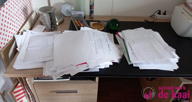 Het bureau ligt vol